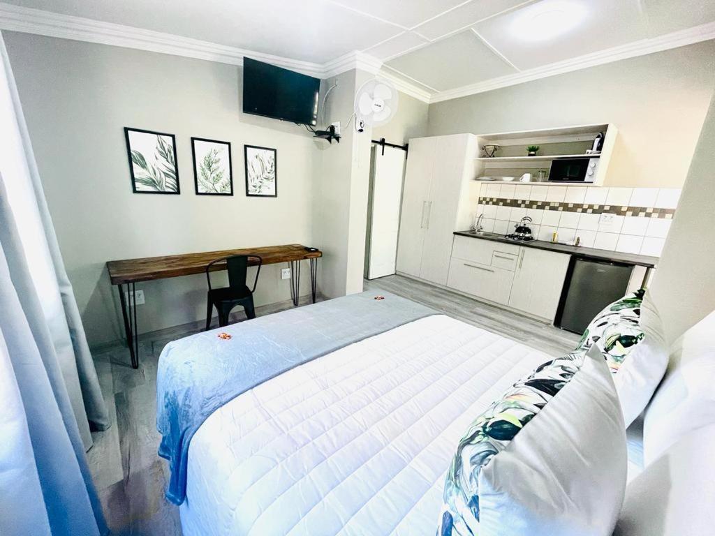 Отель Madeira Bed Куинстаун Экстерьер фото