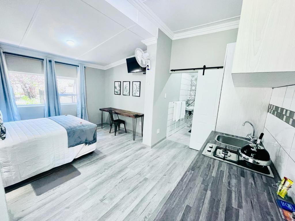 Отель Madeira Bed Куинстаун Экстерьер фото